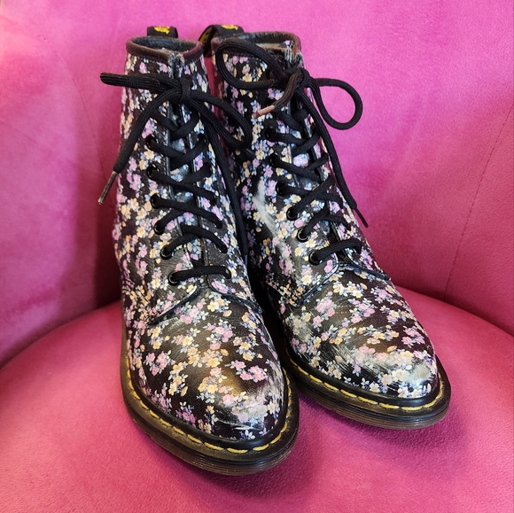 DR. MARTENS VINTAGE POINTED TOE BOOTS SZ 7 - Picture 9 of 15